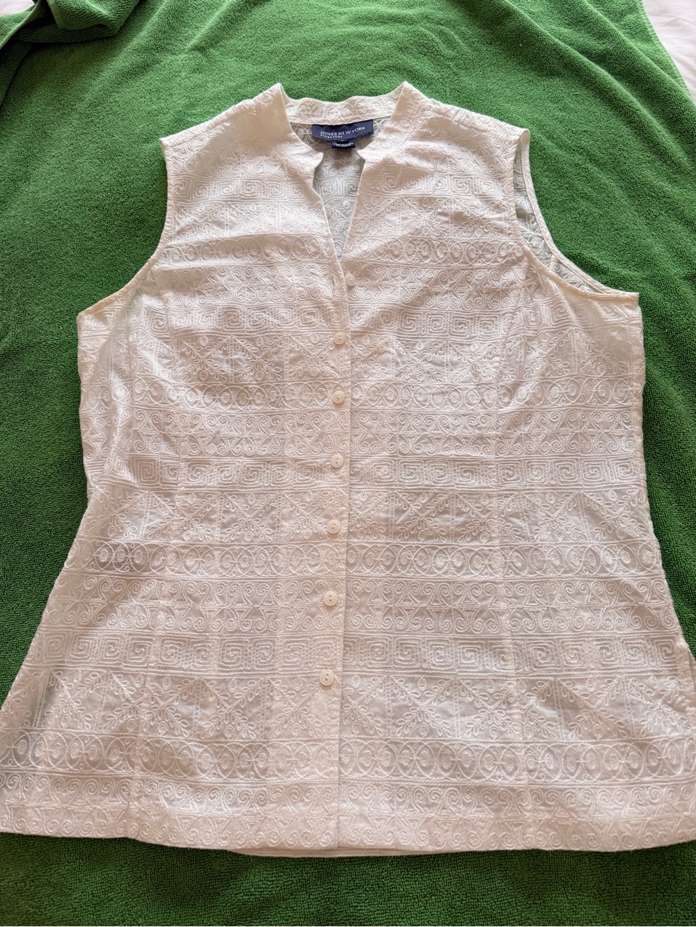 Jones New York Cream Sleeveless Embroidered Button-Down Shell
